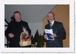 Festakt  014 * Deshalb gab´s auch was deftiges von der Sau für den Schweinpriester! Anton Lübke überreicht Pater Rainald als Dank für seine begeisternde Rede Schweinernes aus der Allendorfer Metzgerei. * 2896 x 1944 * (1.51MB)